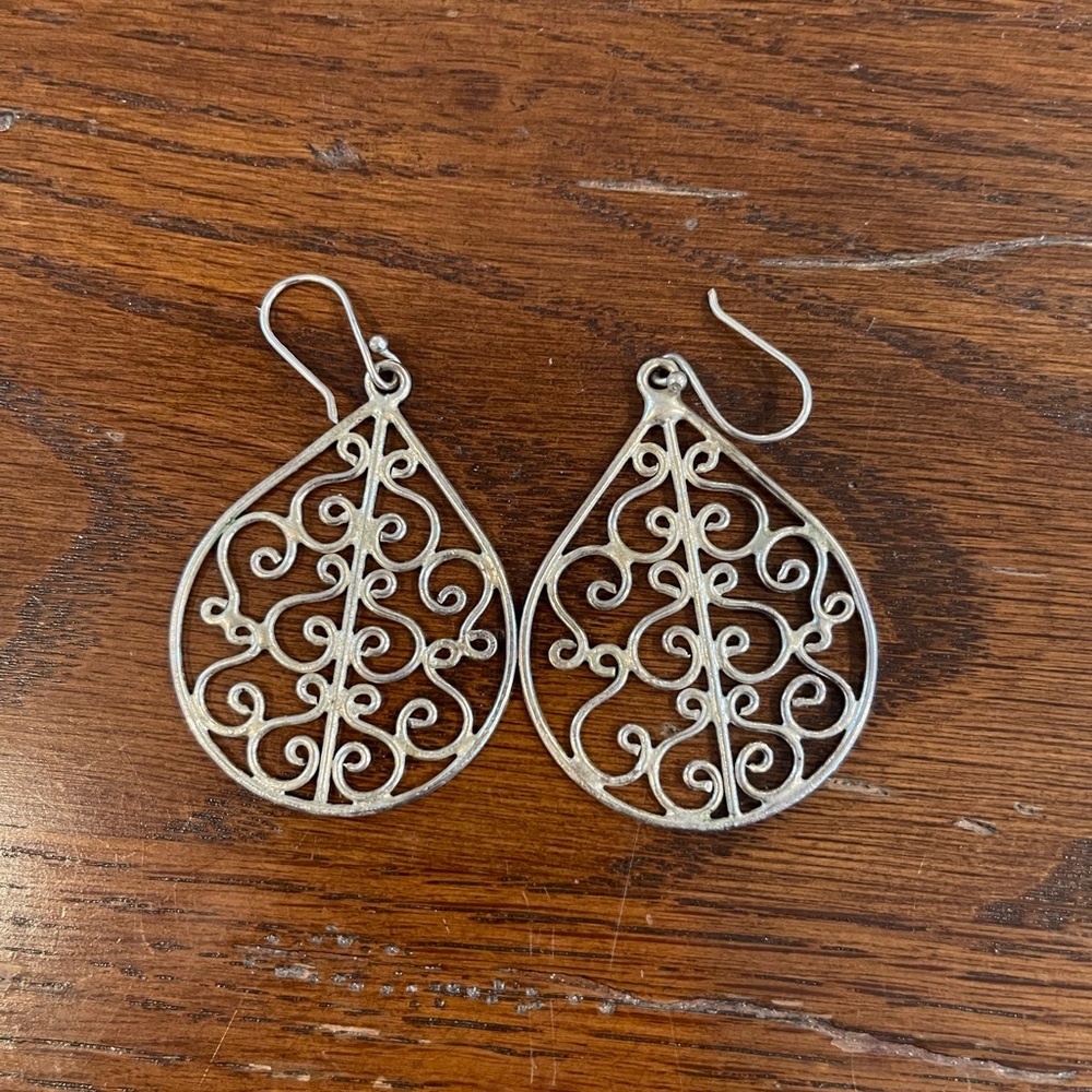 🎯 3 for $15: EUC Silver swirl earrings